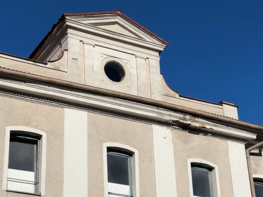 Z budovy bývalej tabakovej továrne v Smolníku zmizli historické hodiny.