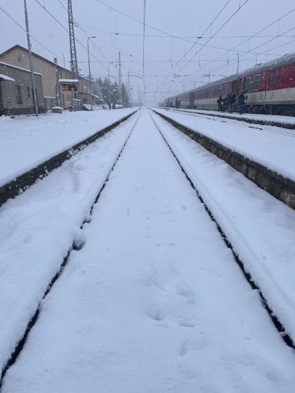 Na snímke sneh na železničnej stanici v Spišskej Novej Vsi.