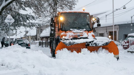 Na snímke odhŕňanie cestnej komunikácie v meste Rajec počas snehovej prehánky.