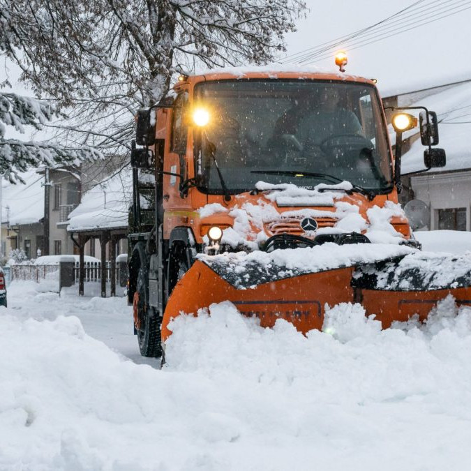 Na snímke odhŕňanie cestnej komunikácie v meste Rajec počas snehovej prehánky.