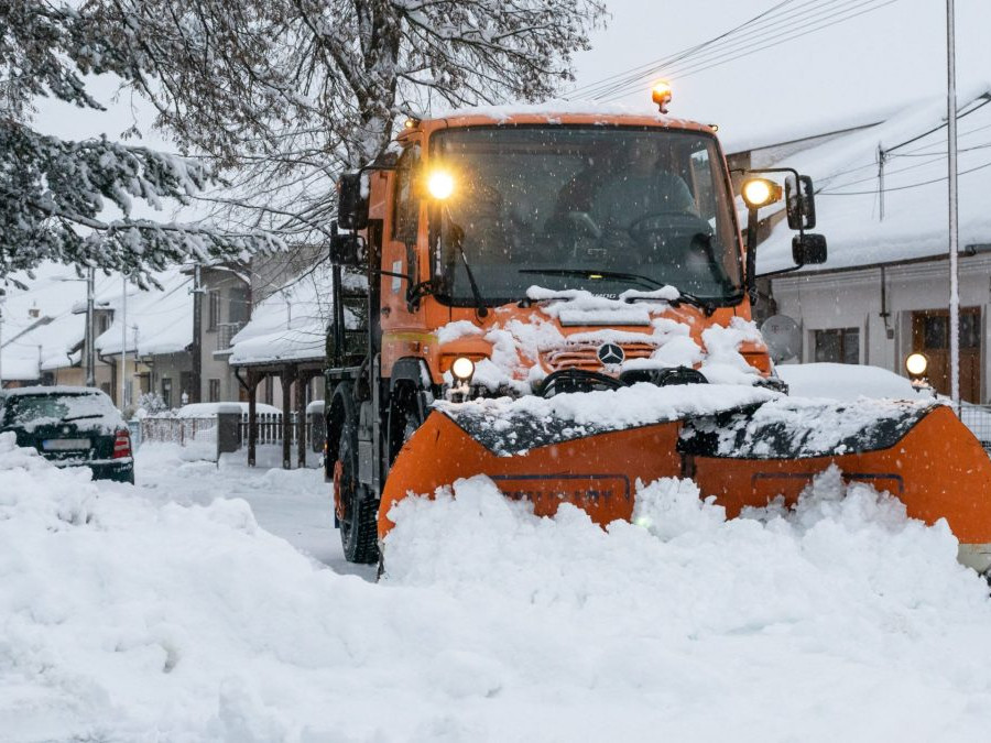 Na snímke odhŕňanie cestnej komunikácie v meste Rajec počas snehovej prehánky.