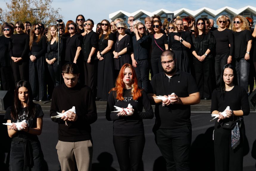 Ã„Â¾udia drÃ…Â¾ia holubice