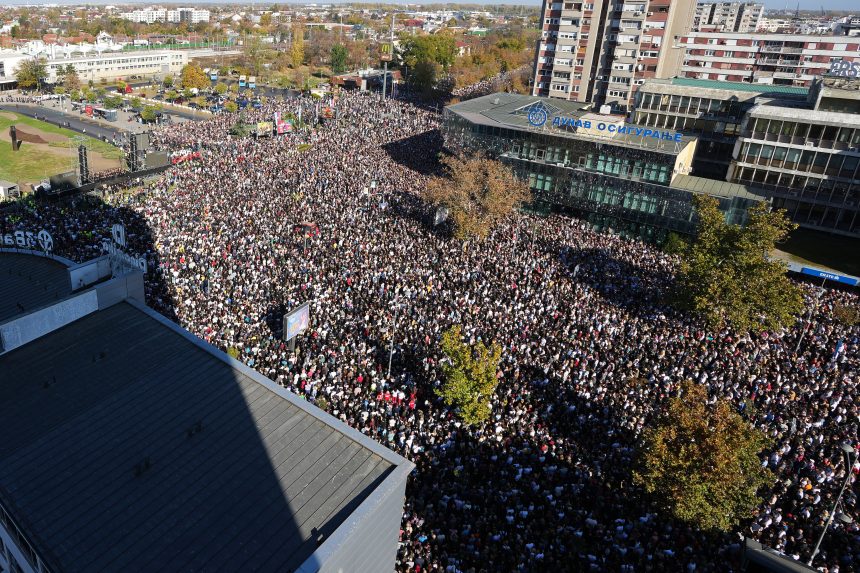 Desiatky tisíc ľudí si prišli do Nového Sadu uctiť pamiatku obetí tragédie na železničnej stanici