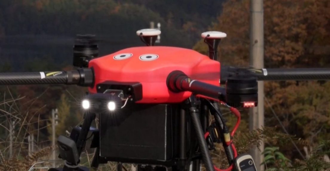 Na snímke dron, ktorý v Japonsku odháňa medvede.