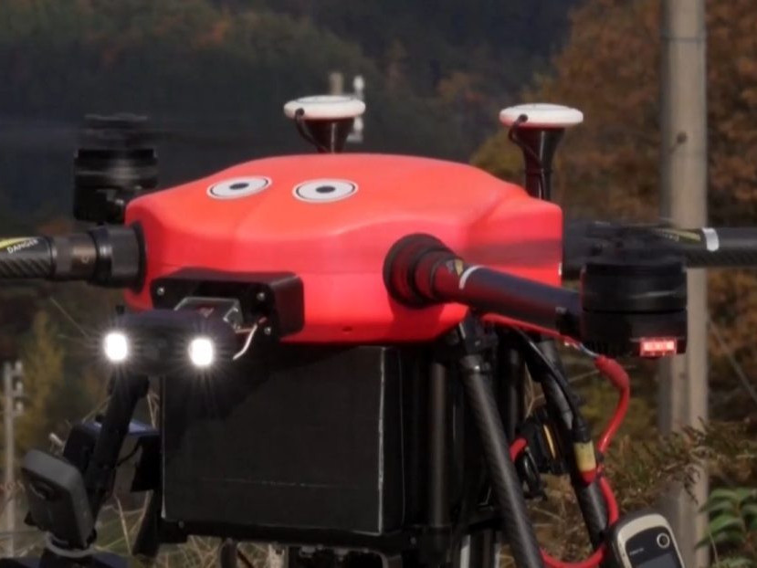 Na snímke dron, ktorý v Japonsku odháňa medvede.