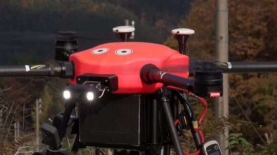 Na snímke dron, ktorý v Japonsku odháňa medvede.