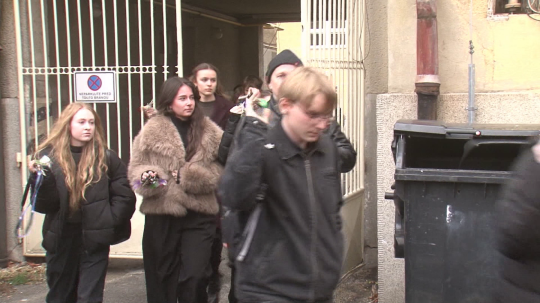 Na sníme študenti odchádzajú z budovy a štrngajú kľúčmi.