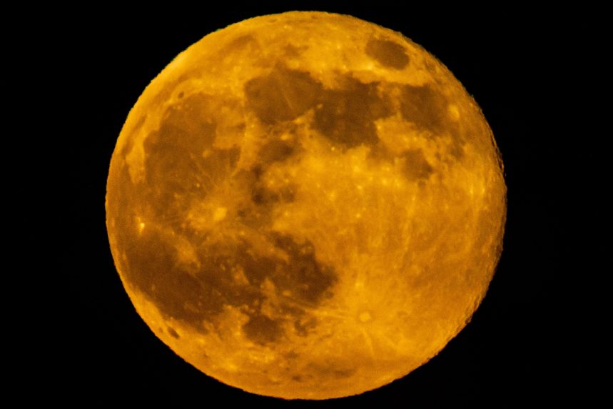 Na snímke supermesiac v USA.