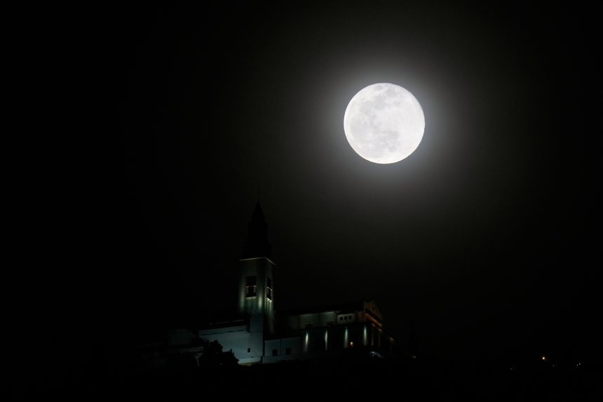 Na snímke supermesiac v USA.