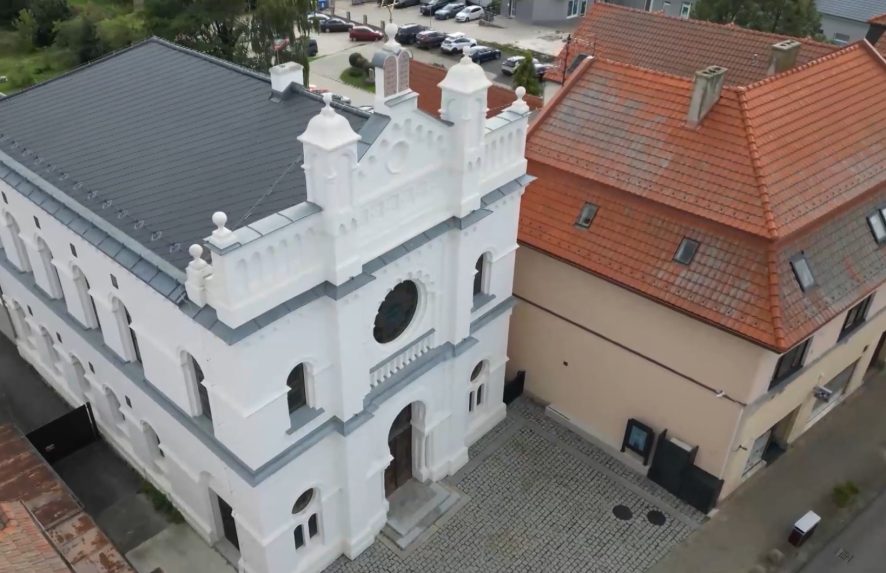 Na snímke obnovená synagóga v Senci.
