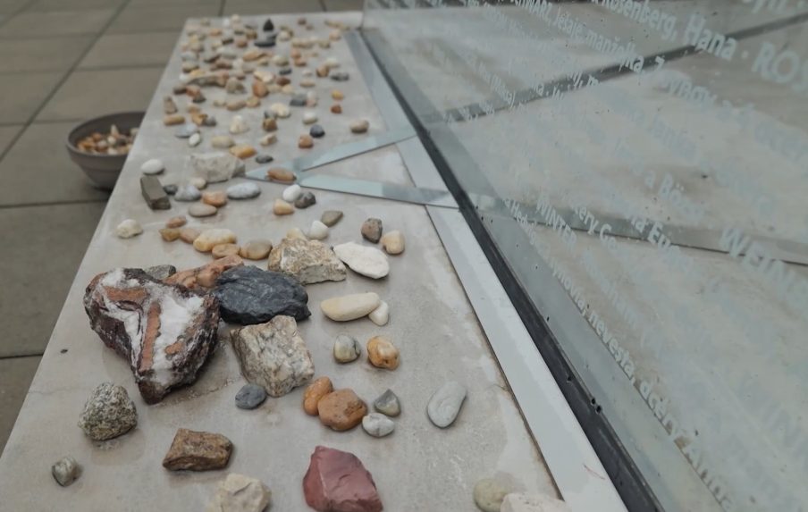 Na snímke kamienky pri pamätníku pri synagóge.