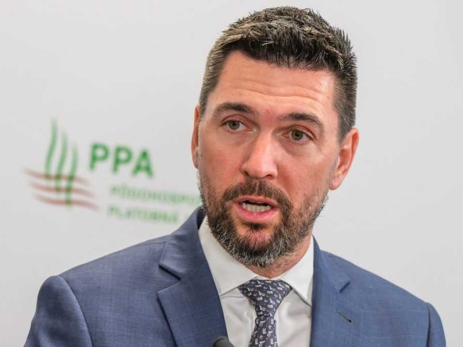 Na snímke minister pôdohospodárstva Richard Takáč (Smer-SD).