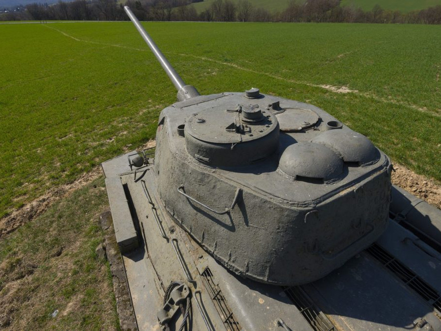 Na snímke pohľad zo sovietskeho stredného tanku T-34/85.
