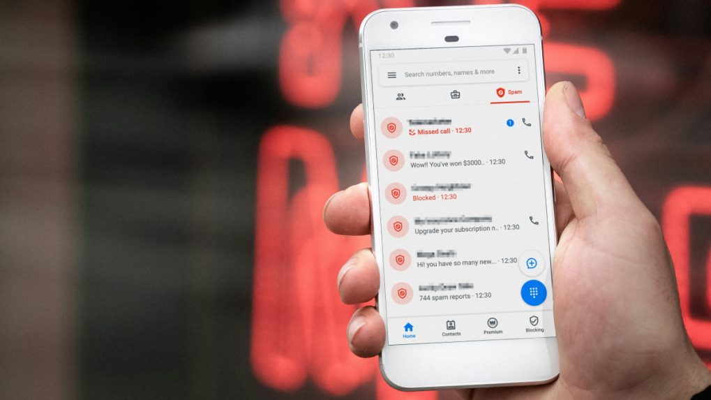 Na snímke je telefón s históriou spamových telefonátov.