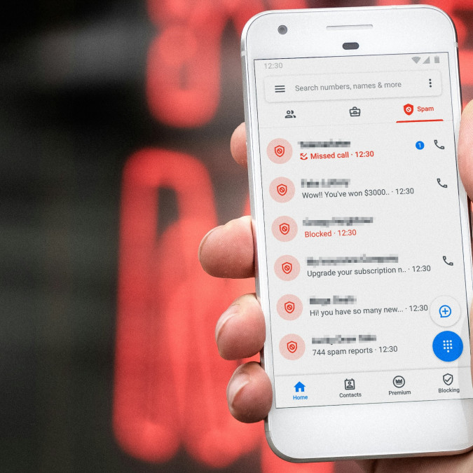 Na snímke je telefón s históriou spamových telefonátov.