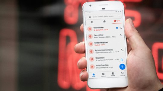 Na snímke je telefón s históriou spamových telefonátov.
