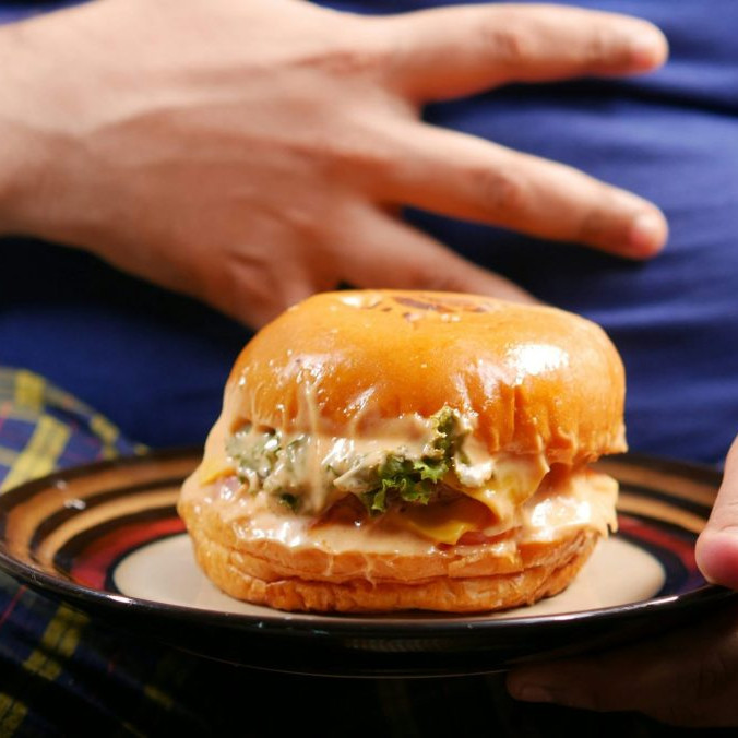 obézny človek a burger