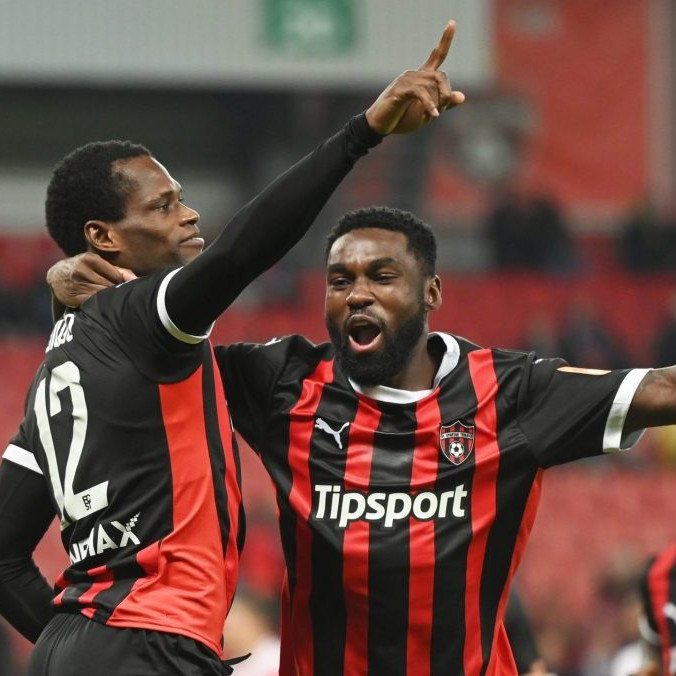 Futbalisti Trnavy sa tešia z gólu v sieti Trenčína.