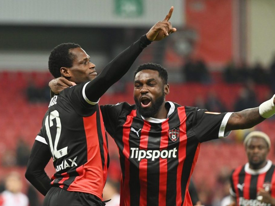 Futbalisti Trnavy sa tešia z gólu v sieti Trenčína.