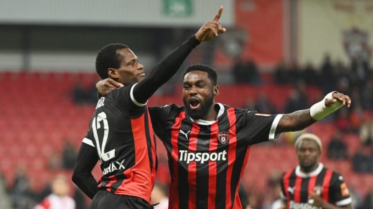 Futbalisti Trnavy sa tešia z gólu v sieti Trenčína.