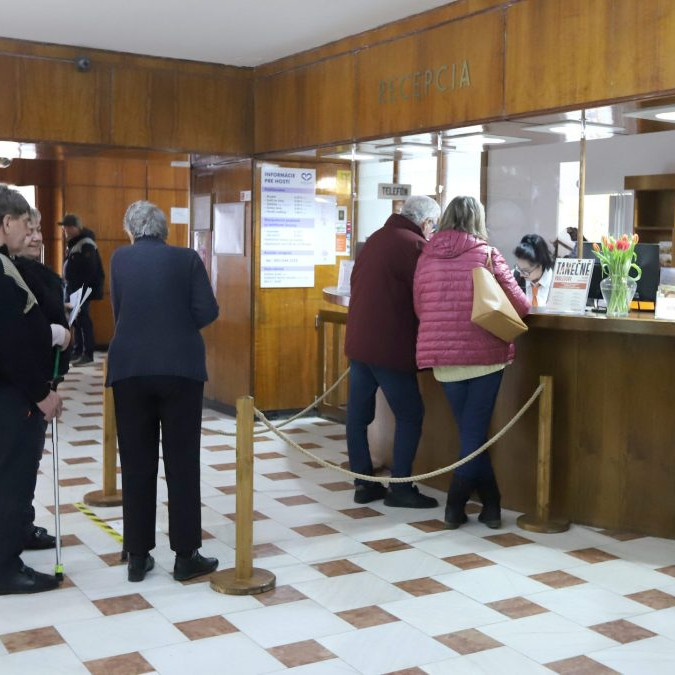 Ľudia čakajú v rade na recepcii v kúpeľoch Sliač.