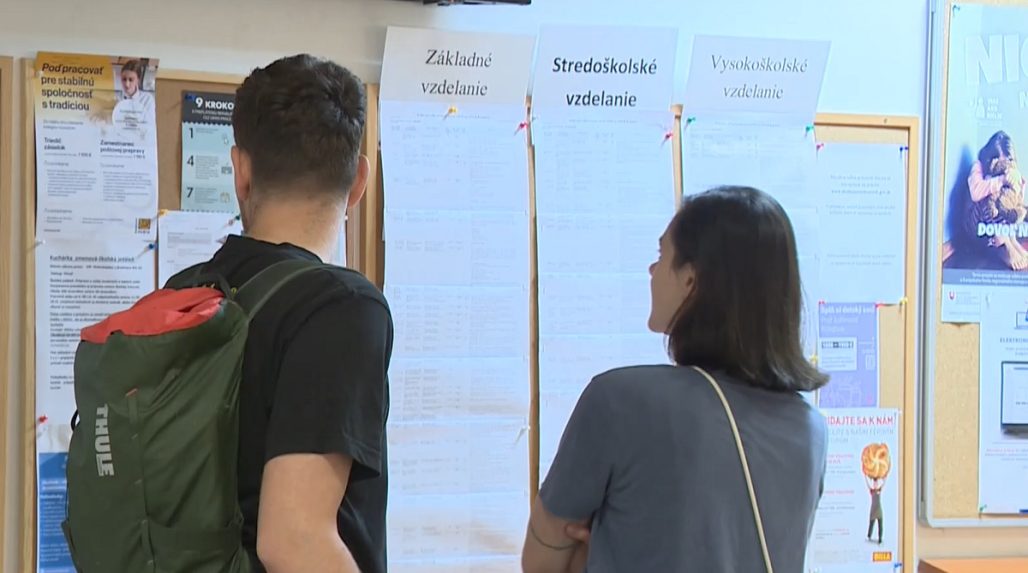 ľudia na úrade práce