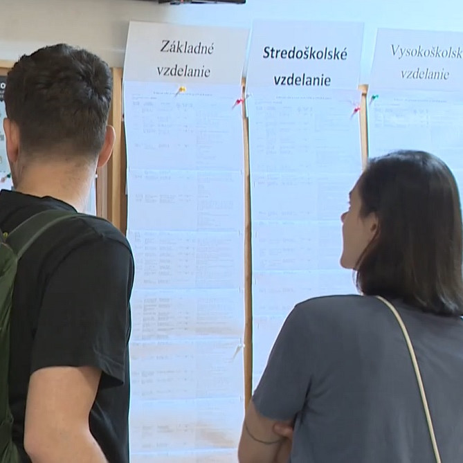 ľudia na úrade práce