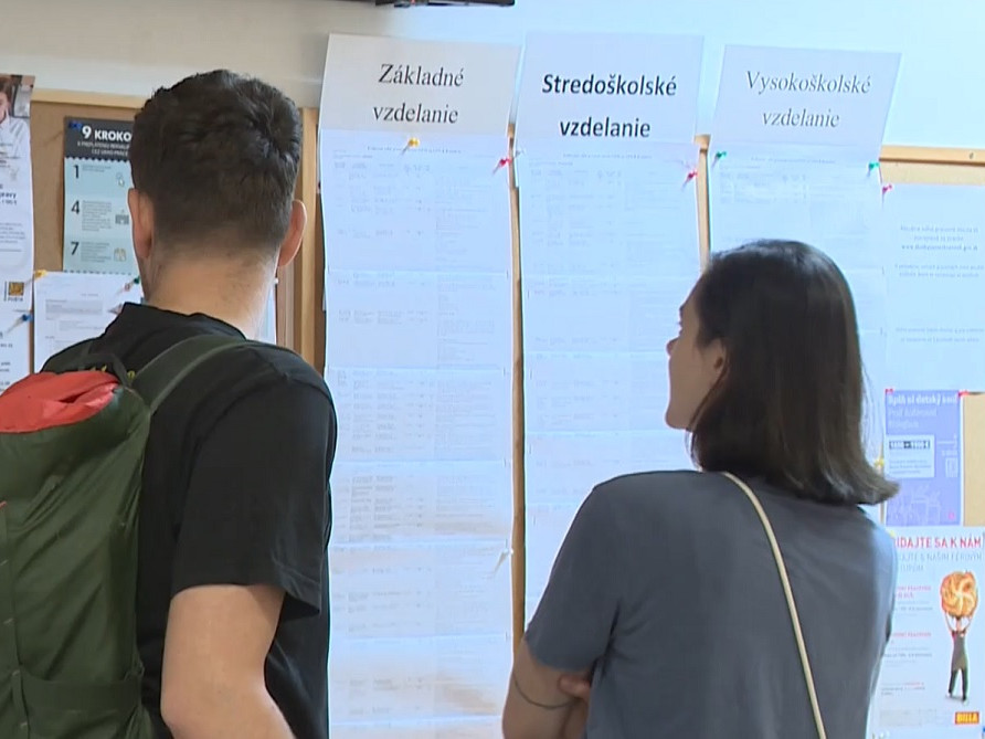 ľudia na úrade práce