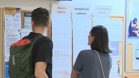 ľudia na úrade práce