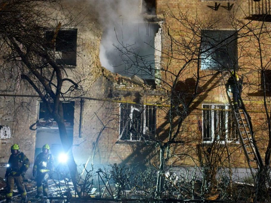 horiaca bytovka a zásah hasičov