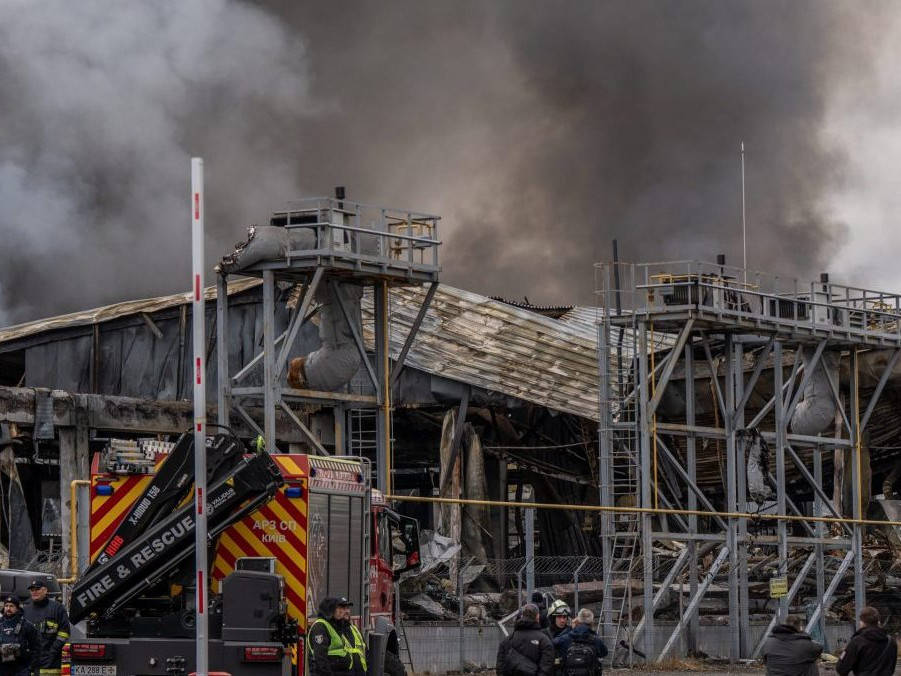 Na snímke požiar skladu v Kyjeve po ruskom útoku.