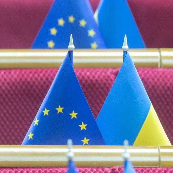 Na ilustračnej snímke vlajka EÚ a Ukrajiny.