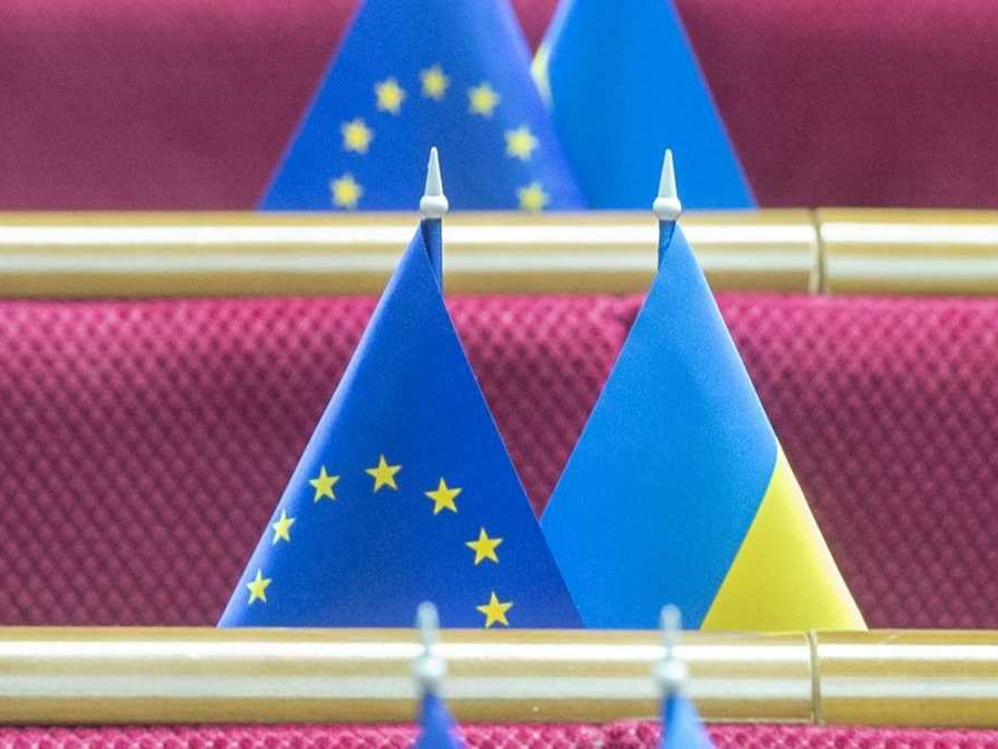 Na ilustračnej snímke vlajka EÚ a Ukrajiny.