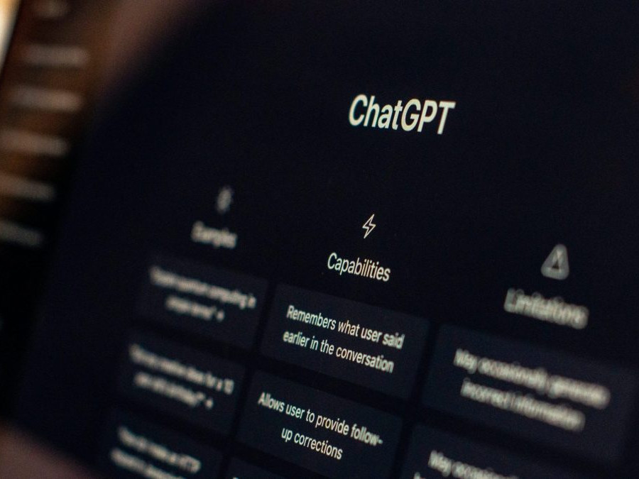 Na snímke je otvorená stránka umelej inteligencie ChatGPT.