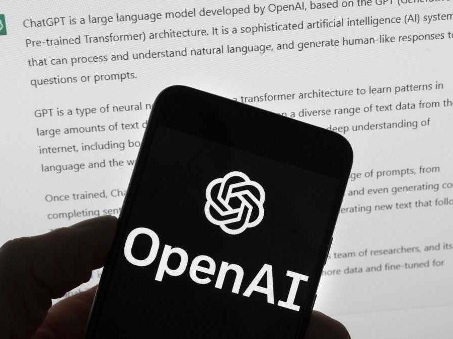 Na snímke telefón s logom OpenAI pred obrazovkou s výsledkom vyhľadávania v prístroji ChatGPT.
