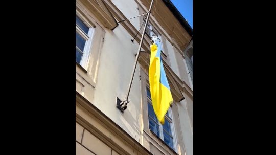 Prvé kroky Okamuru v úrade: Z budovy Poslaneckej snemovne dal odstrániť ukrajinskú vlajku