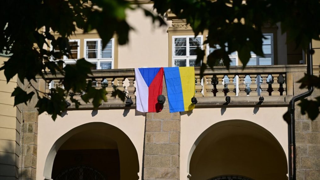 Na snímke vlajky na budove českej Snemovne.