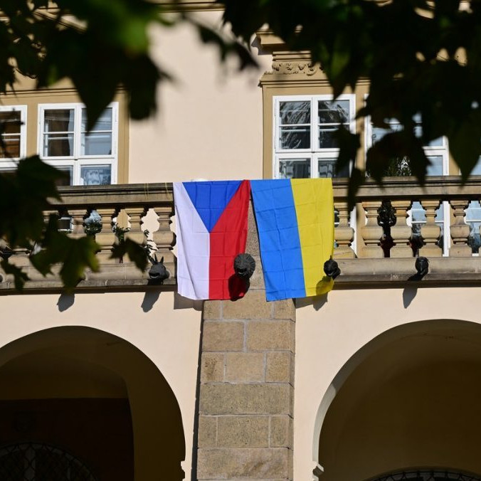 Na snímke vlajky na budove českej Snemovne.