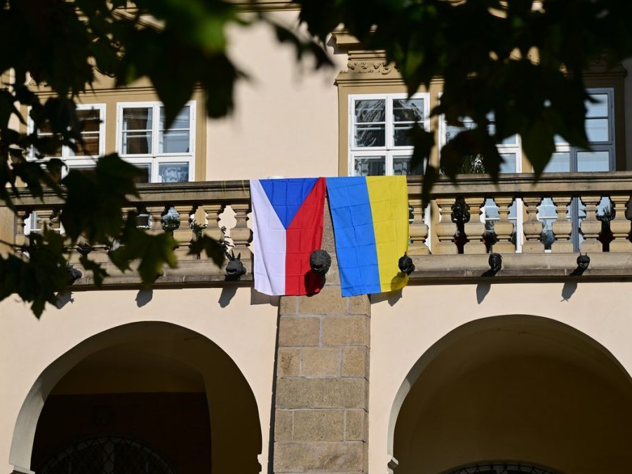 Na snímke vlajky na budove českej Snemovne.