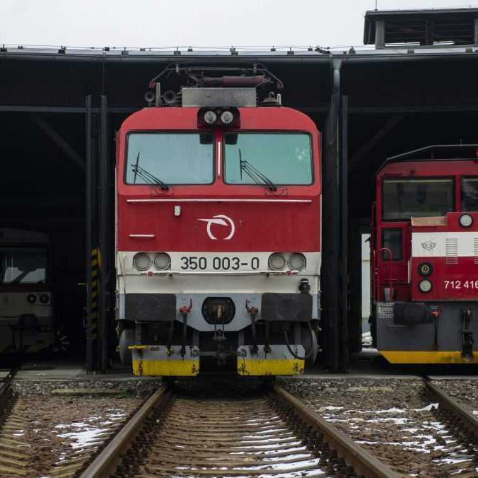 Na snímke rušne v rušňovom depe.