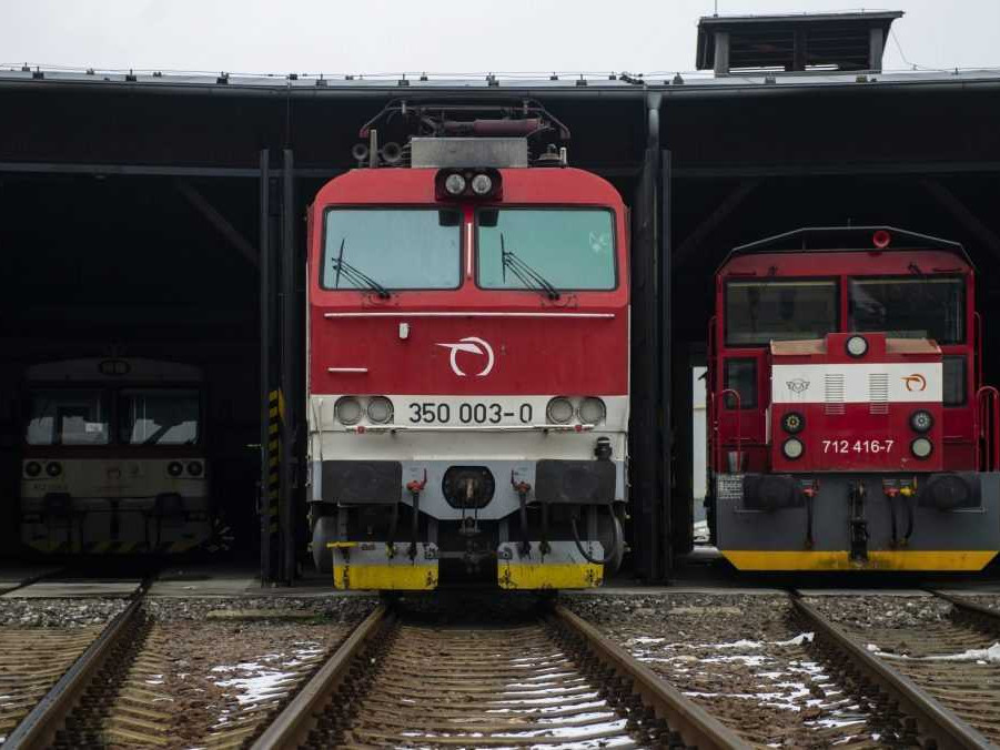 Na snímke rušne v rušňovom depe.