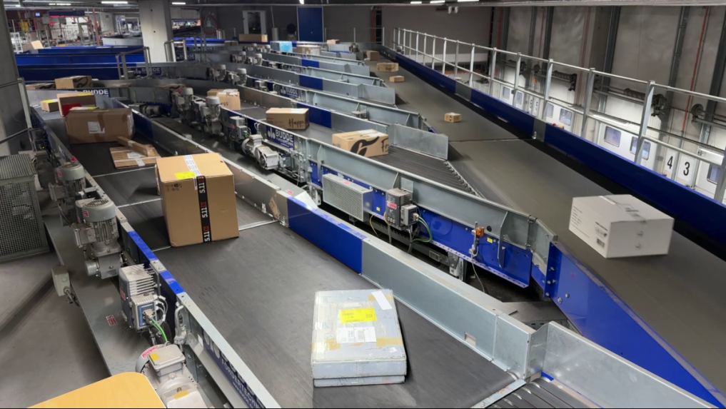 Doručovatelia počas vianočnej balíkovej sezóny spracujú milióny zásielok.