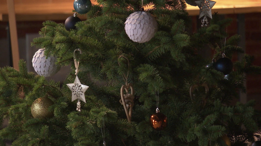 Vianočný stromček s ozdobami.