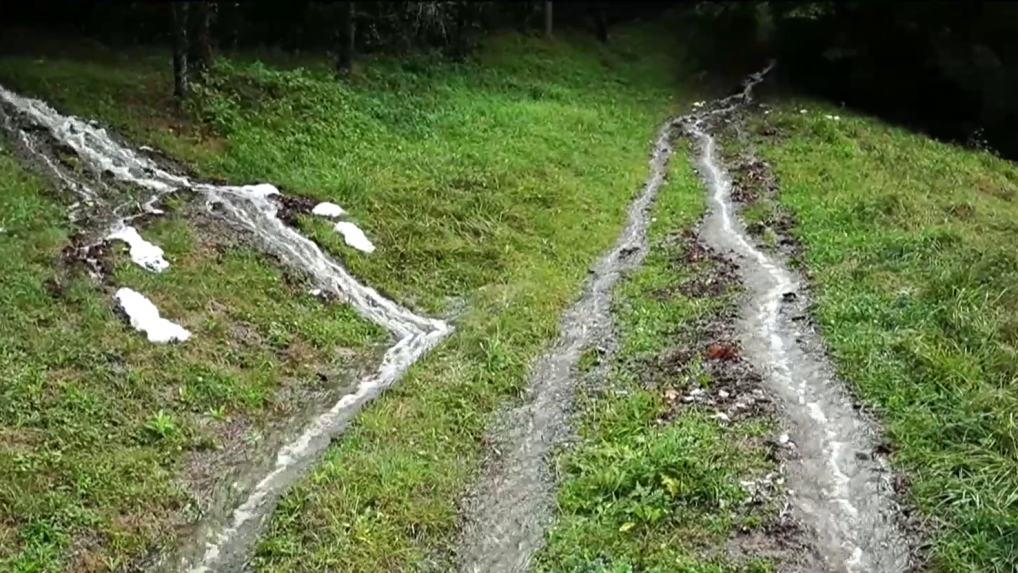 Na snímke voda steká z kopca.