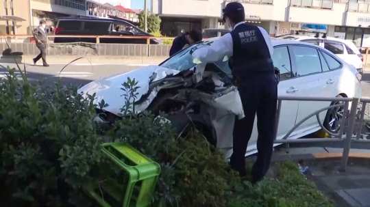 Tridsaťsedemročný muž narazil do ľudí na viacerých miestach v tokijskej štvrti Adači.