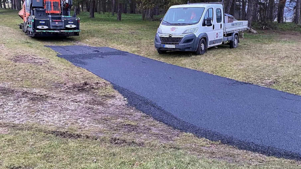 Asfaltová cesta v chránenom území.