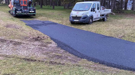 Asfaltová cesta v chránenom území.