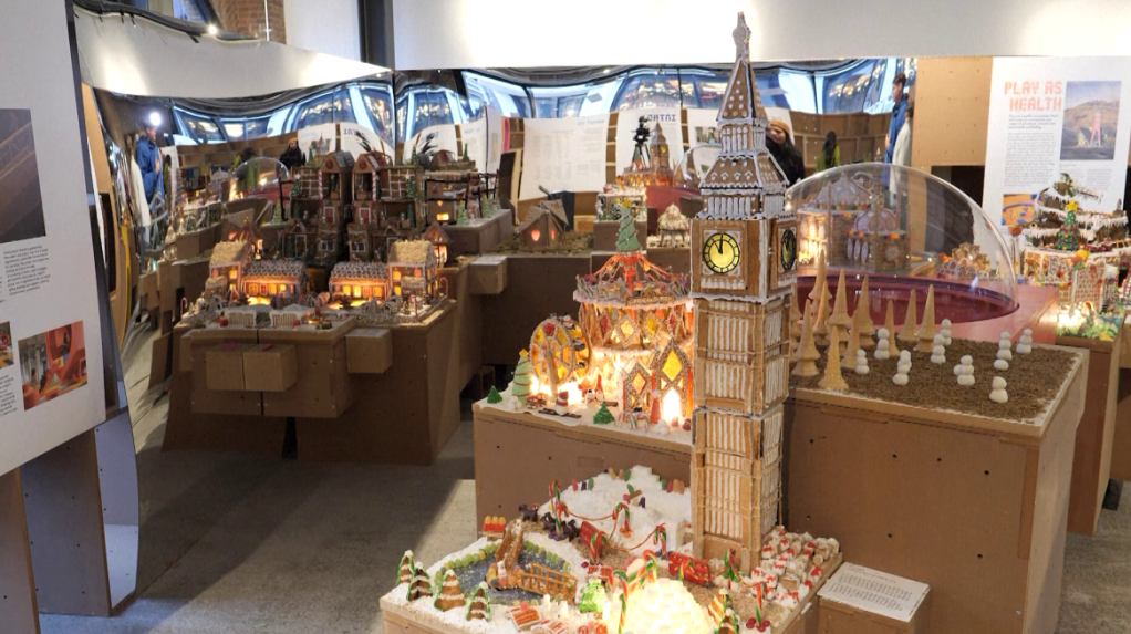 Jedným z perníkových výtvorov je aj sladká replika londýnskej Elizabeth Tower, známej ako Big Ben.