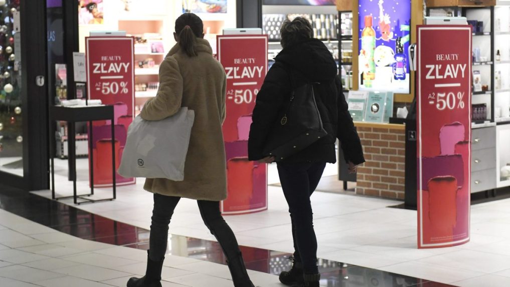 Ilustračná snímka zákazníčok v nákupnom centre v Košiciach.