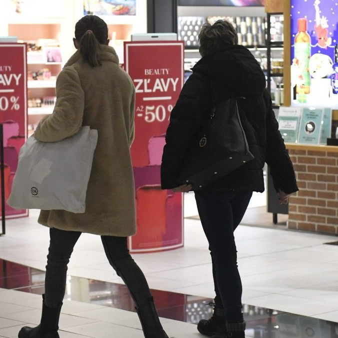 Ilustračná snímka zákazníčok v nákupnom centre v Košiciach.